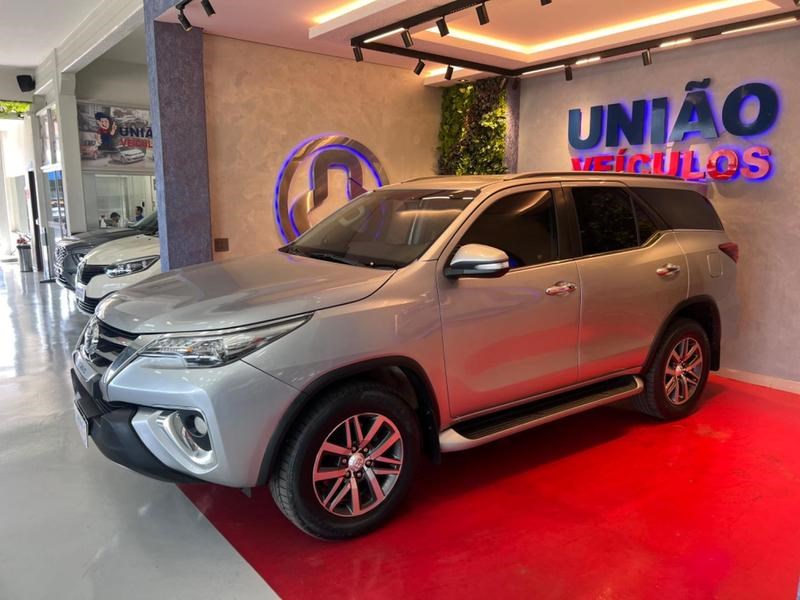 //www.autoline.com.br/carro/toyota/hilux-sw4-28-srx-16v-diesel-4p-4x4-turbo-automatico/2016/campo-verde-mt/24412339