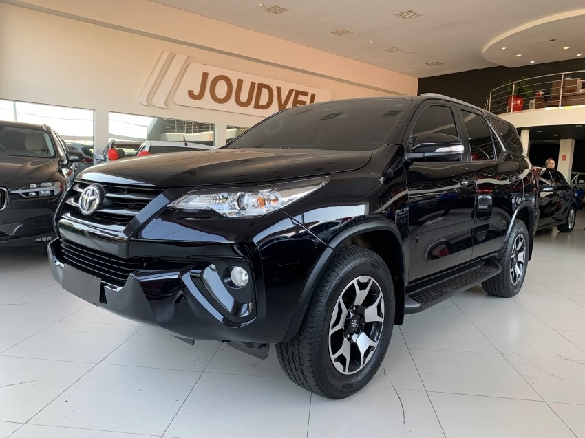 //www.autoline.com.br/carro/toyota/hilux-sw4-27-sr-7l-16v-flex-4p-automatico/2017/americana-sp/24458816