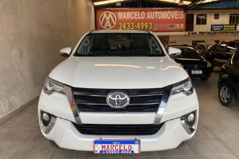 //www.autoline.com.br/carro/toyota/hilux-sw4-28-srx-7l-16v-diesel-4p-4x4-turbo-automatico/2016/guarulhos-sp/24511154