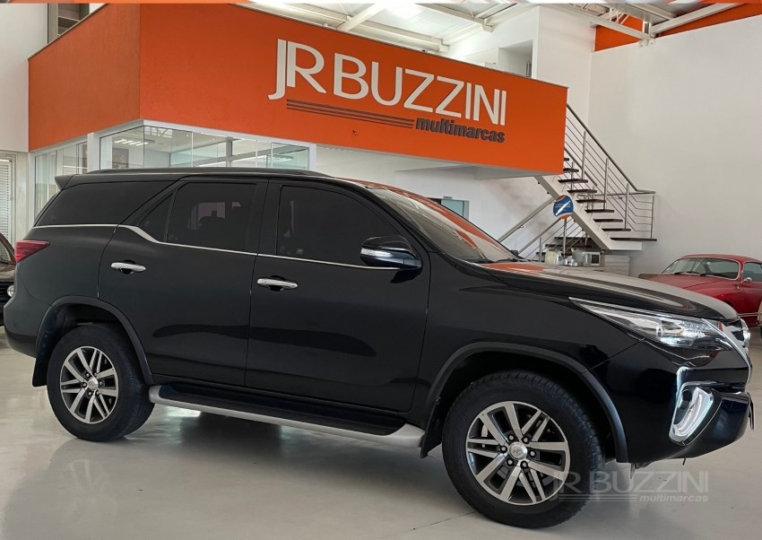 //www.autoline.com.br/carro/toyota/hilux-sw4-28-srx-16v-diesel-4p-4x4-turbo-automatico/2017/sao-carlos-sp/24514421