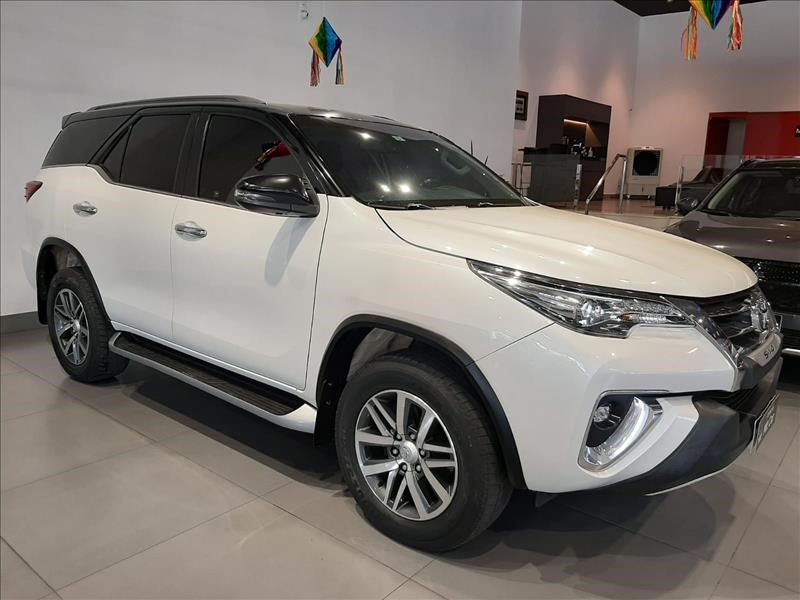 //www.autoline.com.br/carro/toyota/hilux-sw4-28-srx-7l-16v-diesel-4p-4x4-turbo-automatico/2019/belo-horizonte-mg/24536330