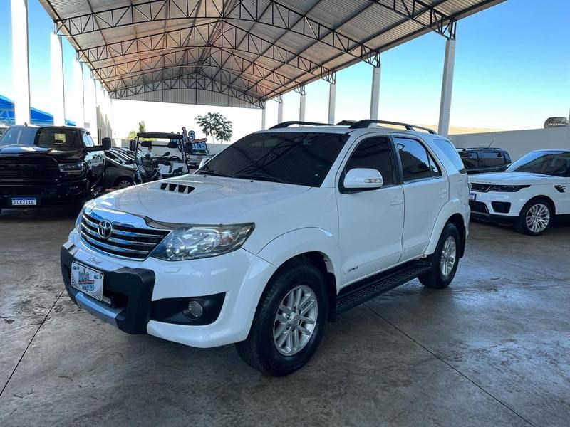 //www.autoline.com.br/carro/toyota/hilux-sw4-30-srv-7l-16v-diesel-4p-4x4-turbo-automatico/2015/jatai-go/24538199