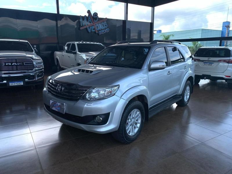 //www.autoline.com.br/carro/toyota/hilux-sw4-30-srv-16v-diesel-4p-4x4-turbo-automatico/2015/jatai-go/24538239