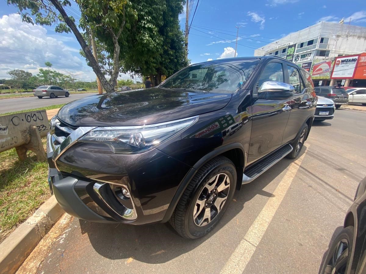 //www.autoline.com.br/carro/toyota/hilux-sw4-28-srx-7l-diamond-16v-diesel-4p-4x4-turbo-aut/2019/brasilia-df/24538698