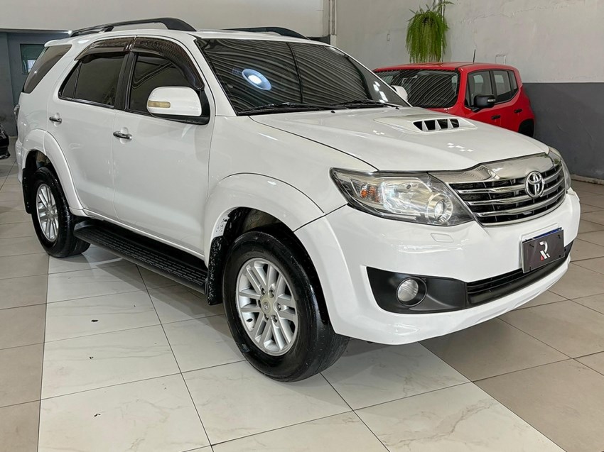 //www.autoline.com.br/carro/toyota/hilux-sw4-30-srv-7l-16v-diesel-4p-4x4-turbo-automatico/2014/juiz-de-fora-mg/24551511