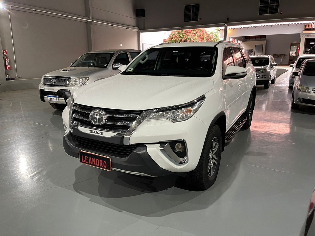 //www.autoline.com.br/carro/toyota/hilux-sw4-27-sr-16v-flex-4p-automatico/2017/dourados-ms/24555428