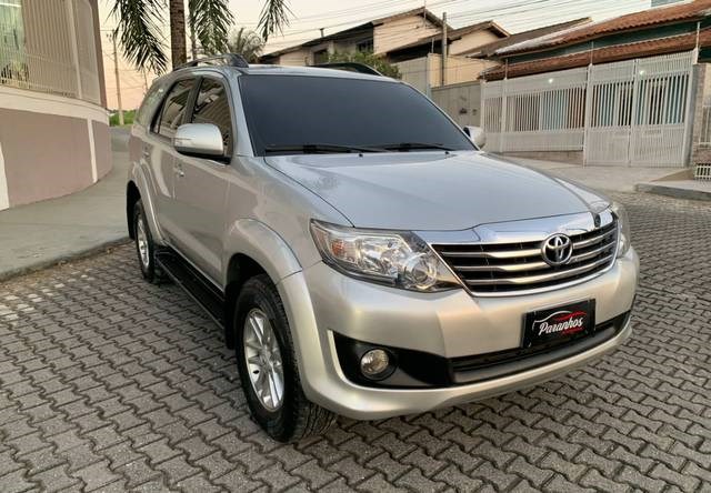 //www.autoline.com.br/carro/toyota/hilux-sw4-27-sr-16v-flex-4p-automatico/2013/volta-redonda-rj/24556249