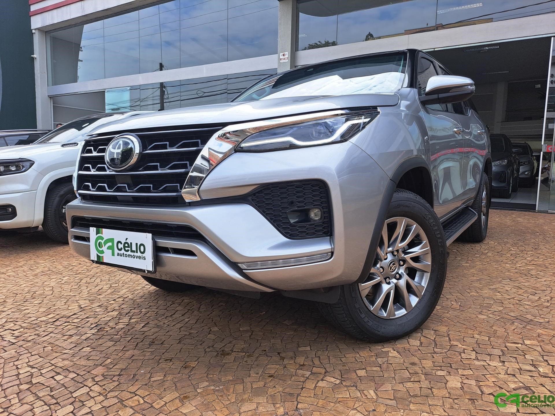 //www.autoline.com.br/carro/toyota/hilux-sw4-28-srx-7l-16v-diesel-4p-4x4-turbo-automatico/2021/americana-sp/24560243