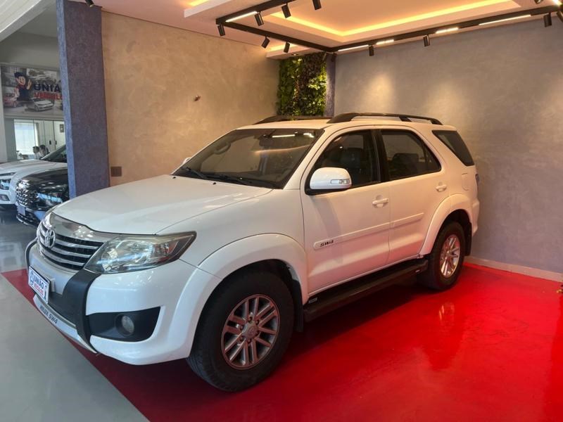 //www.autoline.com.br/carro/toyota/hilux-sw4-27-sr-16v-flex-4p-manual/2014/campo-verde-mt/24571549