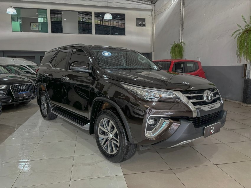 //www.autoline.com.br/carro/toyota/hilux-sw4-28-tdi-srx-7l-16v-diesel-4p-4x4-automatico/2018/juiz-de-fora-mg/24580275