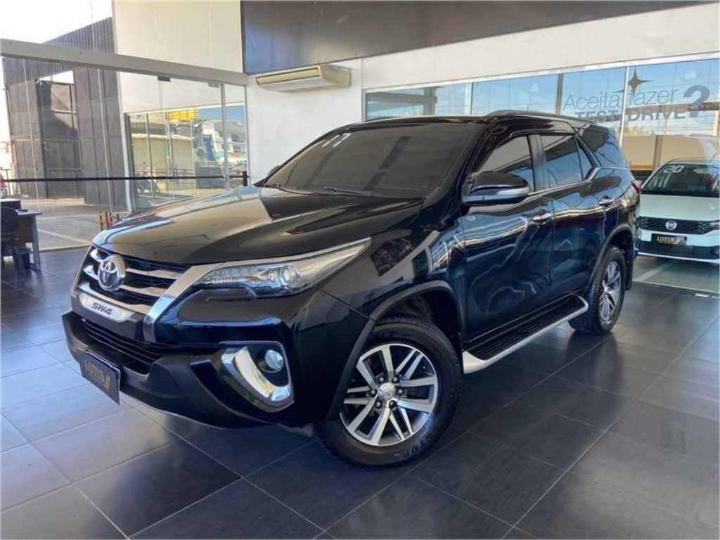 //www.autoline.com.br/carro/toyota/hilux-sw4-28-srx-16v-diesel-4p-4x4-turbo-automatico/2017/araruama-rj/24612642