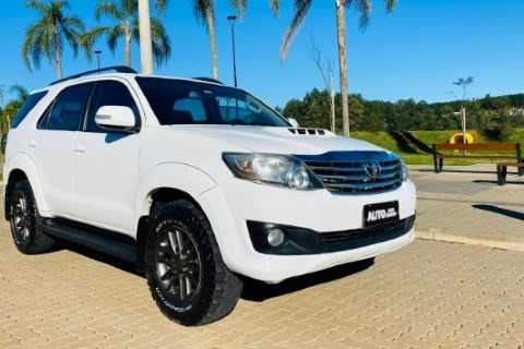//www.autoline.com.br/carro/toyota/hilux-sw4-30-srv-16v-diesel-4p-4x4-turbo-automatico/2014/dois-irmaos-rs/24612753