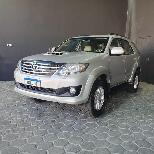//www.autoline.com.br/carro/toyota/hilux-sw4-30-srv-7l-16v-diesel-4p-4x4-turbo-automatico/2012/londrina-pr/24631398
