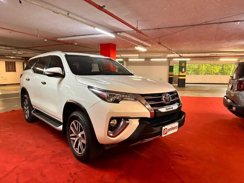 //www.autoline.com.br/carro/toyota/hilux-sw4-28-srx-7l-16v-diesel-4p-4x4-turbo-automatico/2016/salvador-ba/24647699