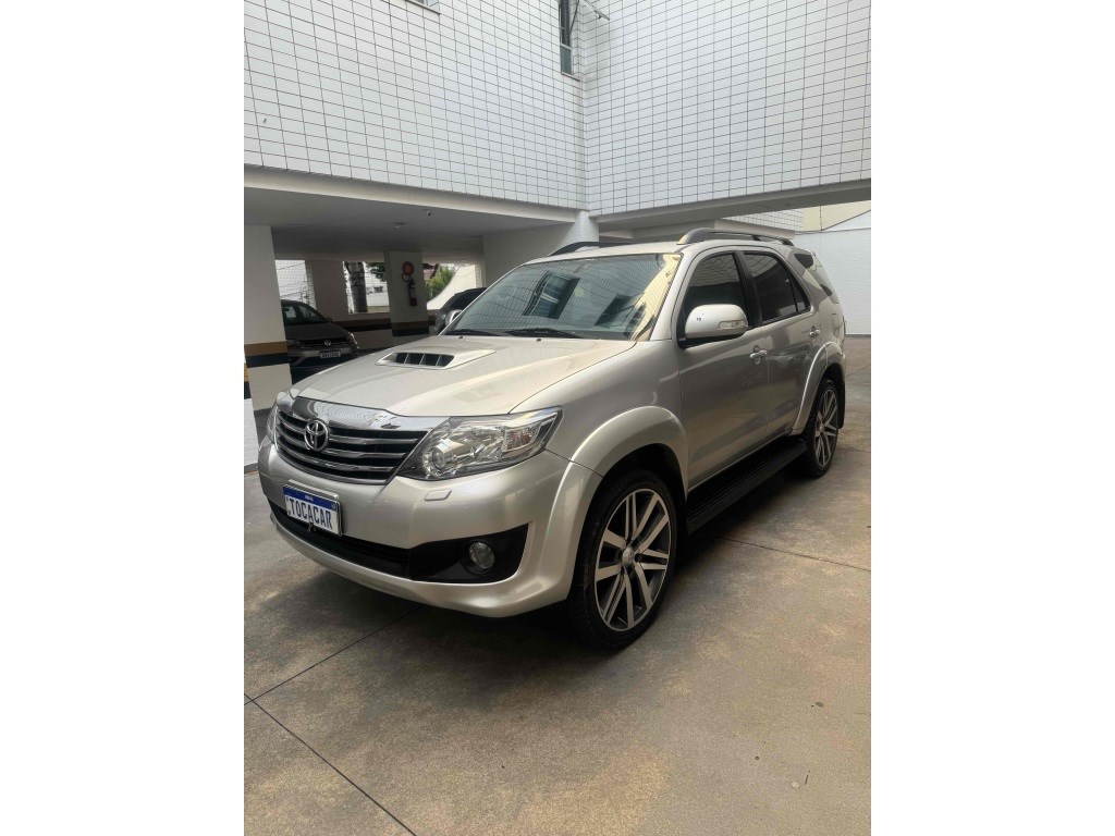 //www.autoline.com.br/carro/toyota/hilux-sw4-30-srv-16v-diesel-4p-4x4-turbo-automatico/2012/belo-horizonte-mg/24666223