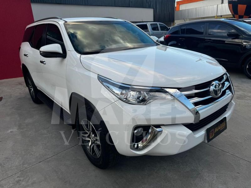 //www.autoline.com.br/carro/toyota/hilux-sw4-27-srv-7l-16v-flex-4p-automatico/2019/goiania-go/24709799