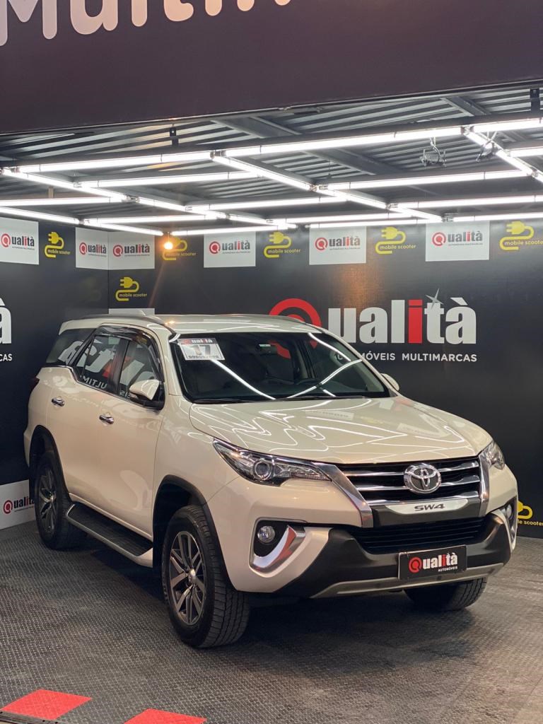 //www.autoline.com.br/carro/toyota/hilux-sw4-27-sr-16v-flex-4p-automatico/2017/criciuma-sc/24719505