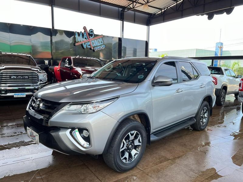 //www.autoline.com.br/carro/toyota/hilux-sw4-27-srv-7l-16v-flex-4p-automatico/2019/jatai-go/24764408