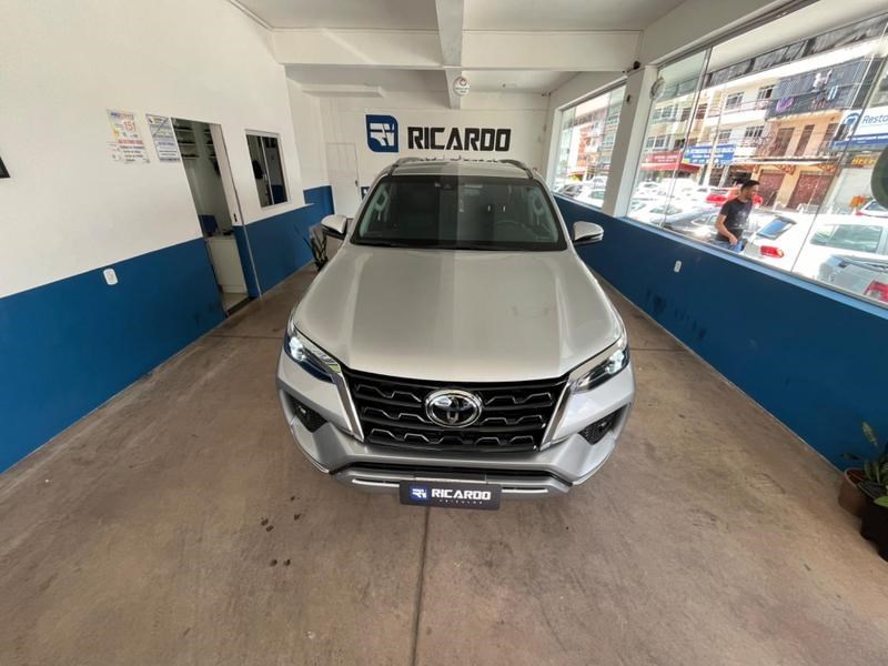 //www.autoline.com.br/carro/toyota/hilux-sw4-28-srx-16v-diesel-4p-4x4-turbo-automatico/2021/brasilia-df/24804559