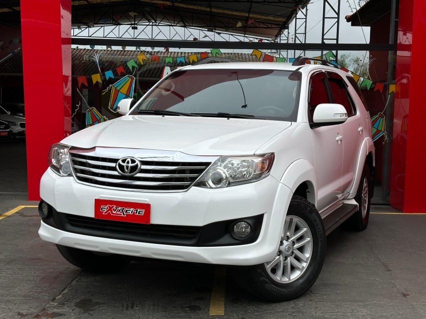 //www.autoline.com.br/carro/toyota/hilux-sw4-27-sr-16v-flex-4p-manual/2014/ponta-grossa-pr/24814393