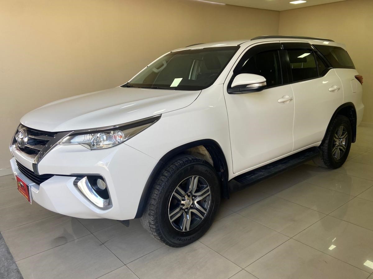 //www.autoline.com.br/carro/toyota/hilux-sw4-27-sr-16v-flex-4p-automatico/2017/rio-das-ostras-rj/24834499