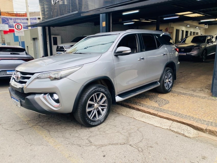 //www.autoline.com.br/carro/toyota/hilux-sw4-28-srx-16v-diesel-4p-4x4-turbo-automatico/2016/americana-sp/24892806