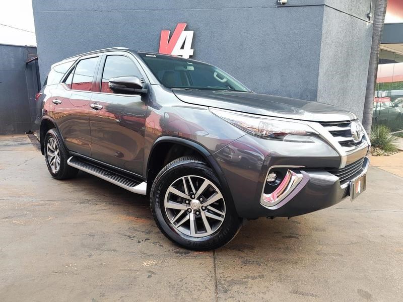//www.autoline.com.br/carro/toyota/hilux-sw4-28-srx-7l-16v-diesel-4p-4x4-turbo-automatico/2020/campo-grande-ms/24897617