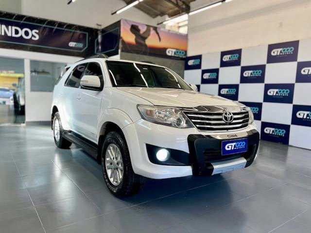 //www.autoline.com.br/carro/toyota/hilux-sw4-27-sr-16v-flex-4p-automatico/2015/cuiaba-mt/24901347