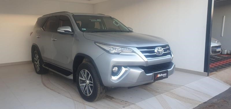 //www.autoline.com.br/carro/toyota/hilux-sw4-40-srx-7l-24v-gasolina-4p-4x4-automatico/2017/brasilia-df/24908195