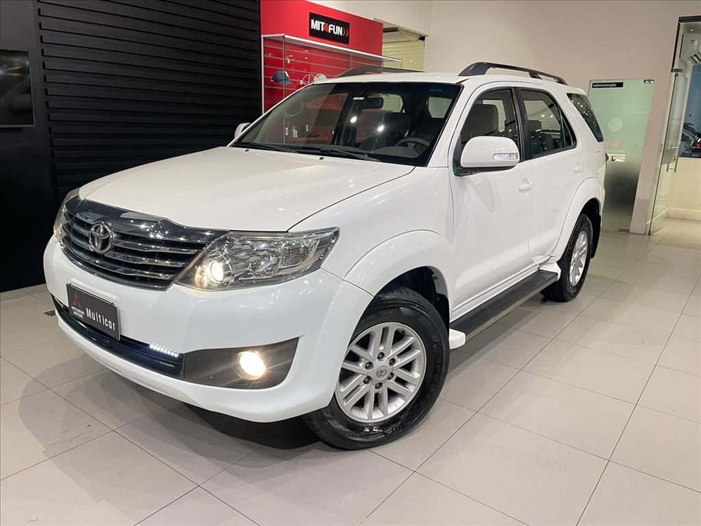 //www.autoline.com.br/carro/toyota/hilux-sw4-27-sr-16v-flex-4p-automatico/2013/vitoria-es/24910291