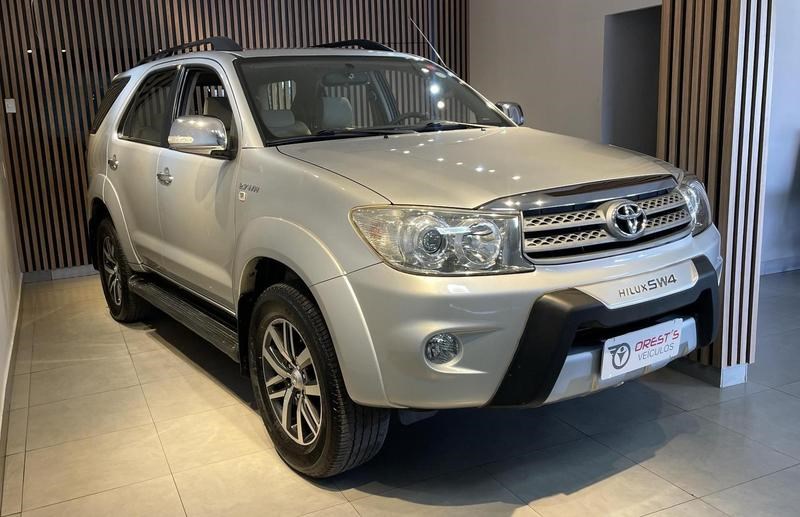 //www.autoline.com.br/carro/toyota/hilux-sw4-27-sr-16v-gasolina-4p-automatico/2009/brasilia-df/24912437