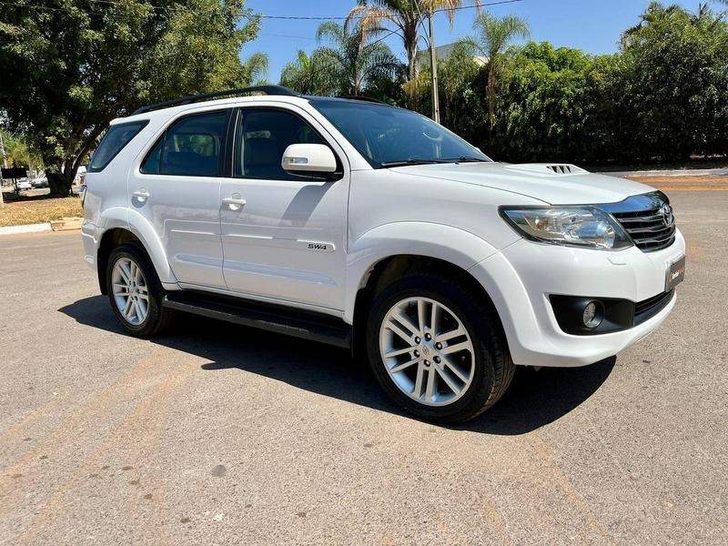 //www.autoline.com.br/carro/toyota/hilux-sw4-30-srv-16v-diesel-4p-4x4-turbo-automatico/2015/brasilia-df/24915813