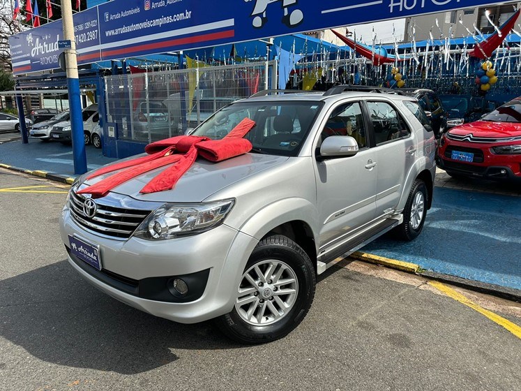 //www.autoline.com.br/carro/toyota/hilux-sw4-27-sr-16v-flex-4p-automatico/2015/campinas-sp/24922110