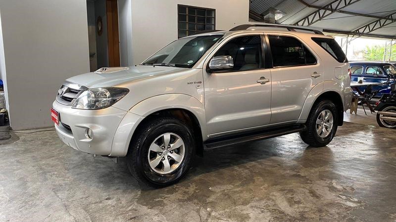 //www.autoline.com.br/carro/toyota/hilux-sw4-30-srv-16v-diesel-4p-4x4-turbo-automatico/2008/curitiba-pr/24933089