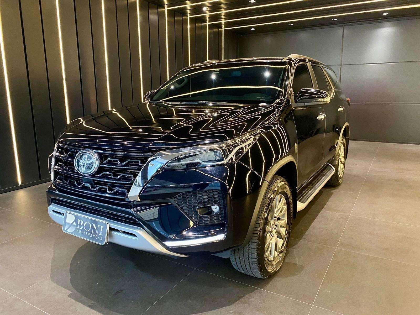 //www.autoline.com.br/carro/toyota/hilux-sw4-28-srx-7l-16v-diesel-4p-4x4-turbo-automatico/2021/blumenau-sc/24937375