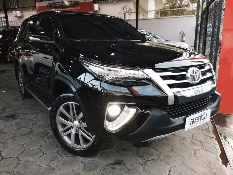 //www.autoline.com.br/carro/toyota/hilux-sw4-28-srx-7l-16v-diesel-4p-4x4-turbo-automatico/2017/joao-monlevade-mg/24948393