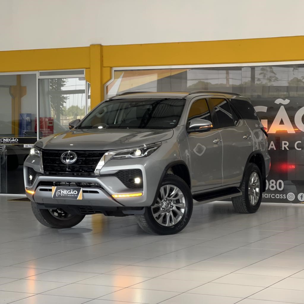 //www.autoline.com.br/carro/toyota/hilux-sw4-28-srx-7l-16v-diesel-4p-4x4-turbo-automatico/2022/criciuma-sc/24949017