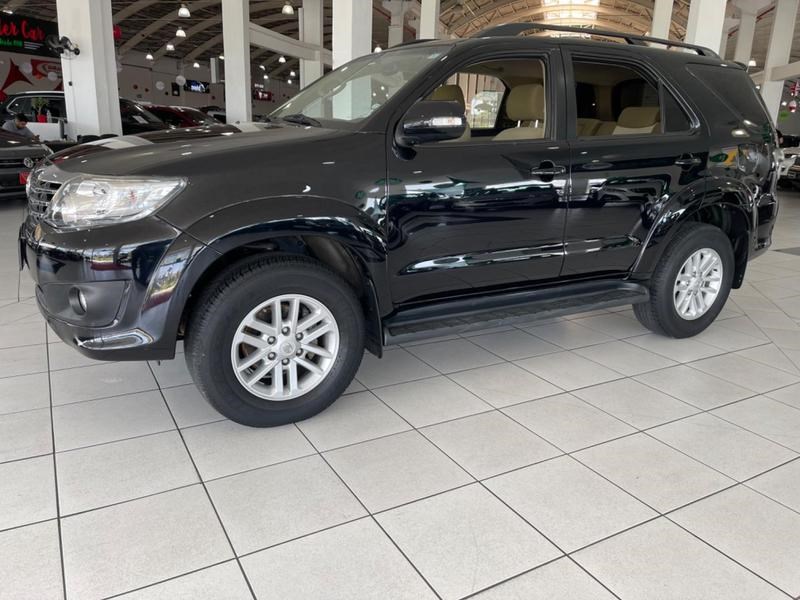 //www.autoline.com.br/carro/toyota/hilux-sw4-27-sr-16v-flex-4p-automatico/2015/curitiba-pr/24967137