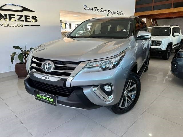 //www.autoline.com.br/carro/toyota/hilux-sw4-28-srx-7l-16v-diesel-4p-4x4-turbo-automatico/2017/jundiai-sp/24983456