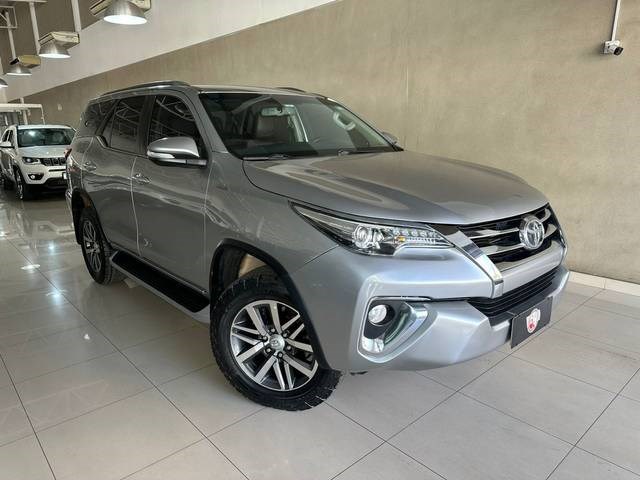 //www.autoline.com.br/carro/toyota/hilux-sw4-28-srx-16v-diesel-4p-4x4-turbo-automatico/2017/goiania-go/24987021