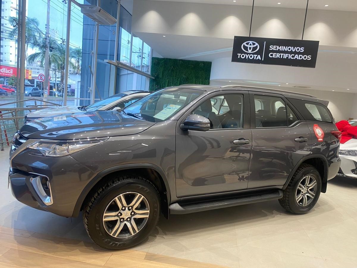 //www.autoline.com.br/carro/toyota/hilux-sw4-27-srv-7l-16v-flex-4p-automatico/2019/goiania-go/24996102