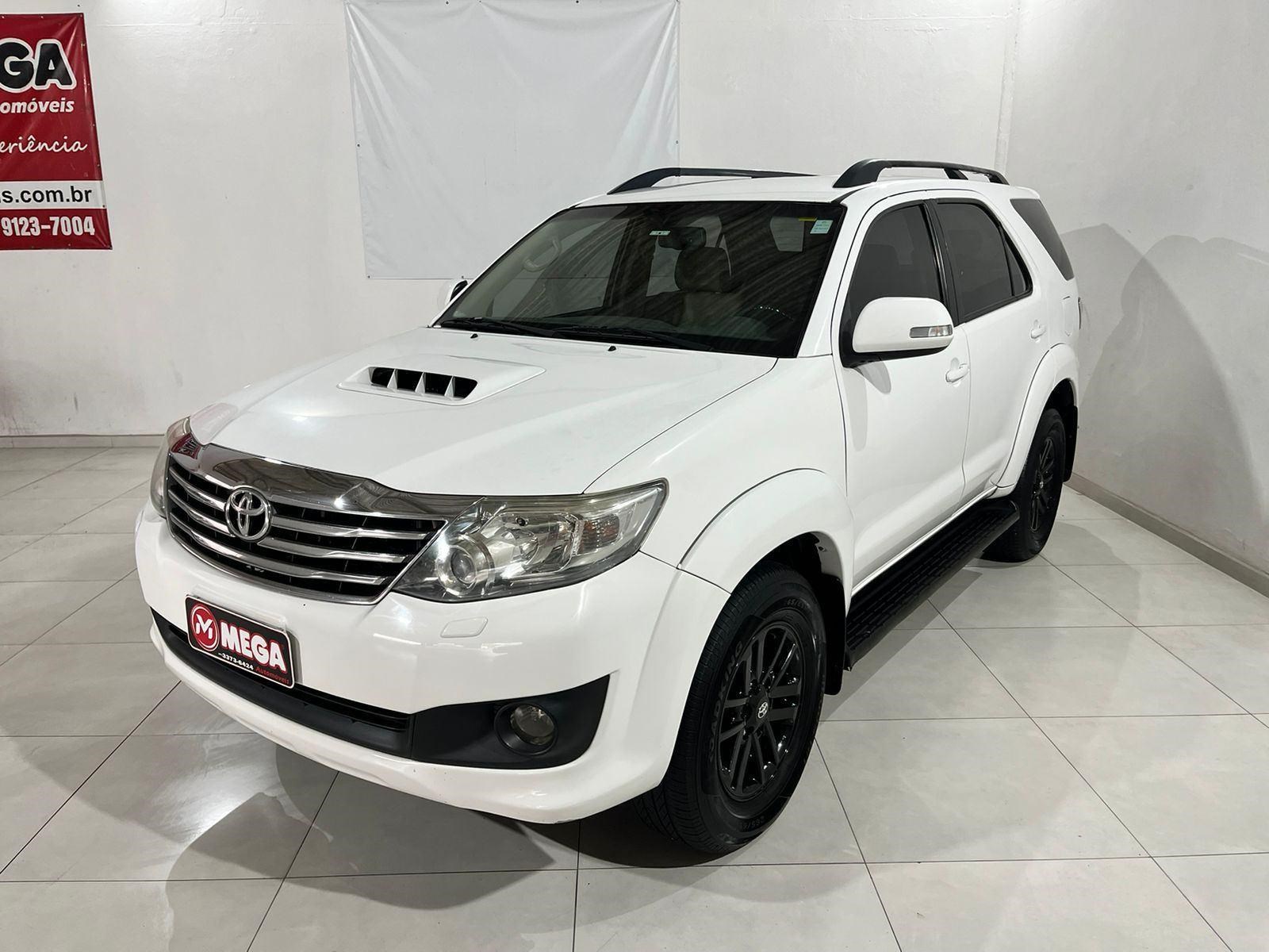 //www.autoline.com.br/carro/toyota/hilux-sw4-30-srv-16v-diesel-4p-4x4-turbo-automatico/2012/guaramirim-sc/25006715