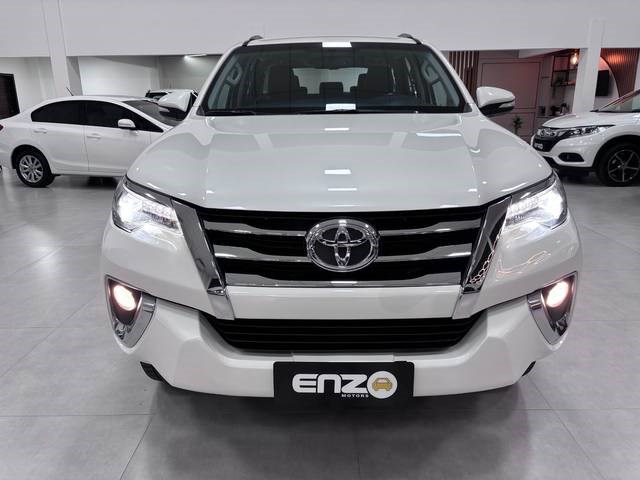 //www.autoline.com.br/carro/toyota/hilux-sw4-28-srx-16v-diesel-4p-4x4-turbo-automatico/2017/jaguaruna-sc/25016950