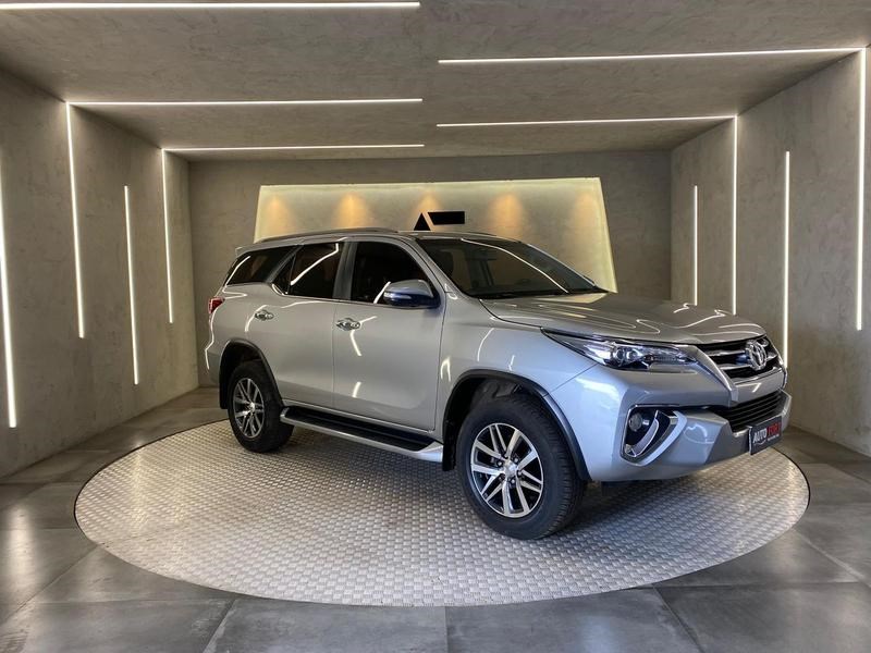 //www.autoline.com.br/carro/toyota/hilux-sw4-28-srx-16v-diesel-4p-4x4-turbo-automatico/2017/brasilia-df/25023314