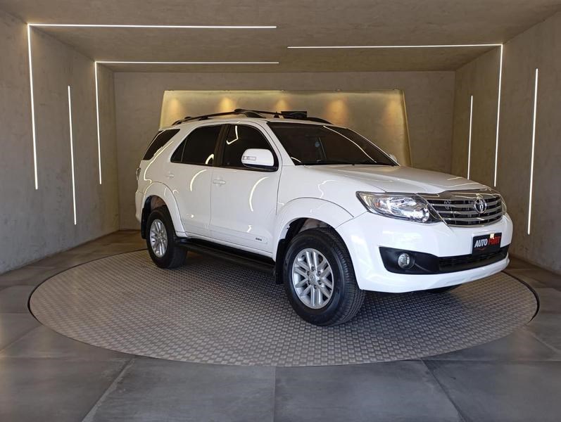 //www.autoline.com.br/carro/toyota/hilux-sw4-27-sr-16v-flex-4p-automatico/2015/brasilia-df/25023385