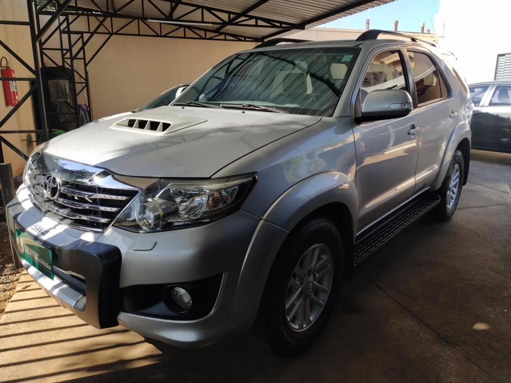 //www.autoline.com.br/carro/toyota/hilux-sw4-30-srv-16v-diesel-4p-4x4-turbo-automatico/2013/uberaba-mg/25023904