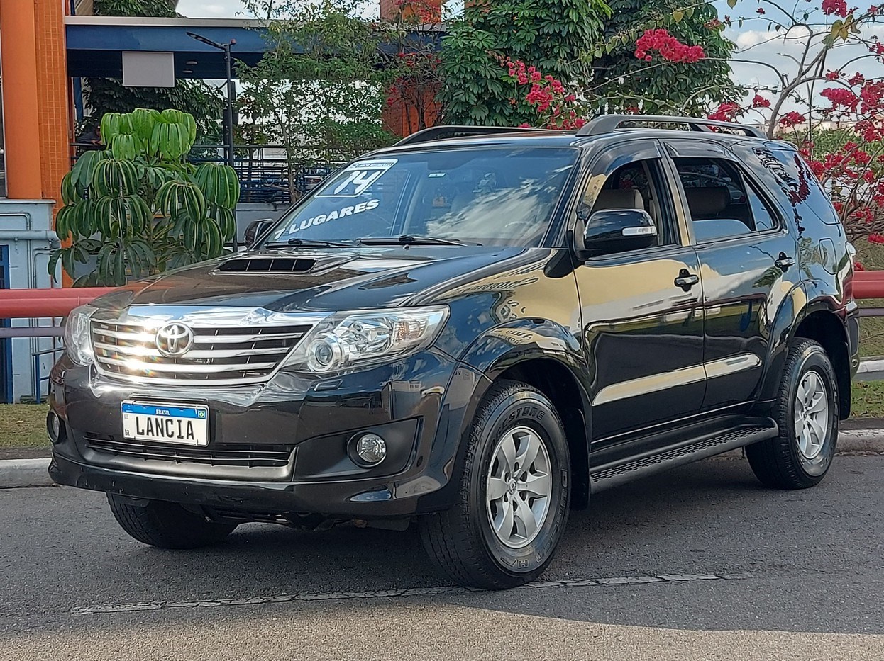 //www.autoline.com.br/carro/toyota/hilux-sw4-30-srv-7l-16v-diesel-4p-4x4-turbo-automatico/2014/santo-andre-sp/25024511