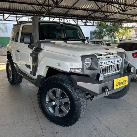 //www.autoline.com.br/carro/troller/t4-32-tgv-20v-diesel-2p-4x4-turbo-manual/2015/natal-rn/23670363