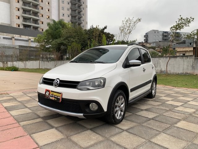 //www.autoline.com.br/carro/volkswagen/crossfox-16-8v-flex-4p-i-motion/2014/barueri-sp/24566912