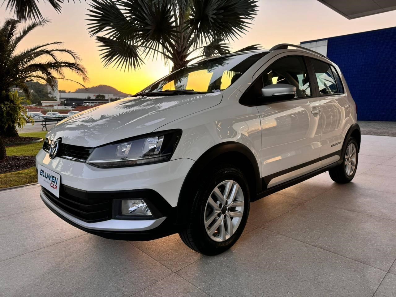 //www.autoline.com.br/carro/volkswagen/crossfox-16-16v-flex-4p-manual/2015/blumenau-sc/24674273